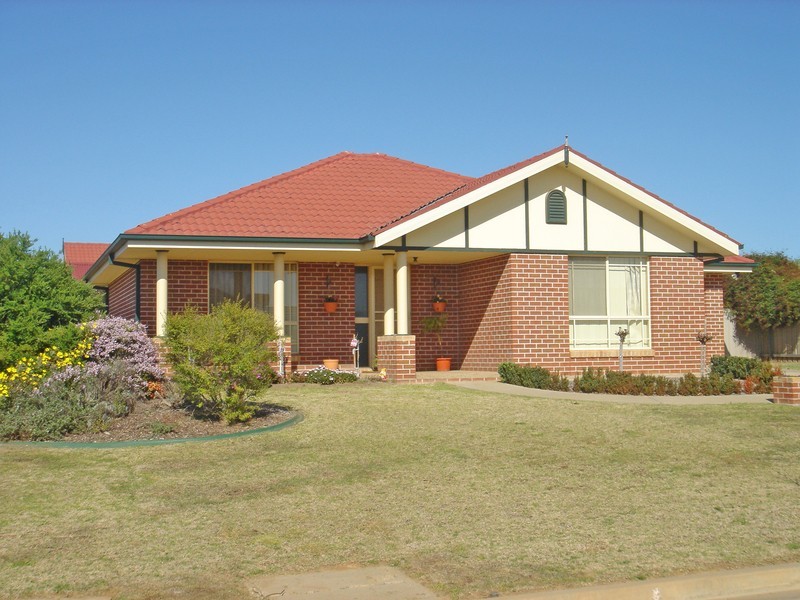 1/1 Gidgee Place, Glenfield Park NSW 2650