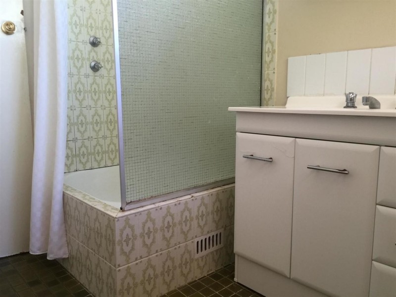 3/2 Cooinbil Crescent, Kooringal NSW 2650