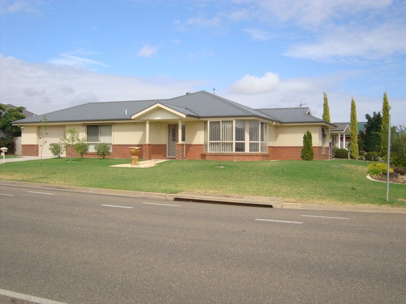 21 Kimba Drive, Glenfield Park NSW 2650