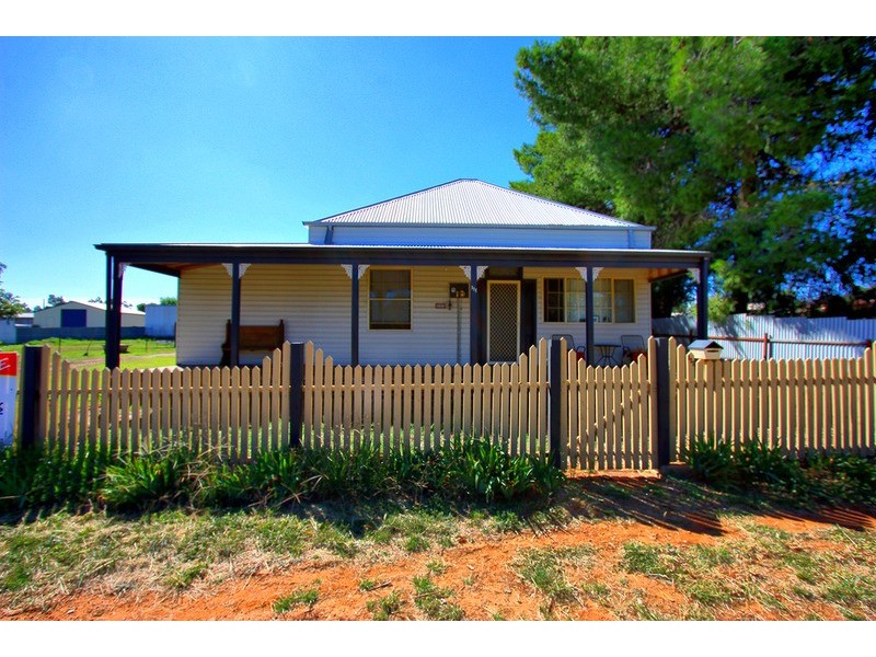 111 Mirool Street, Coolamon NSW 2701