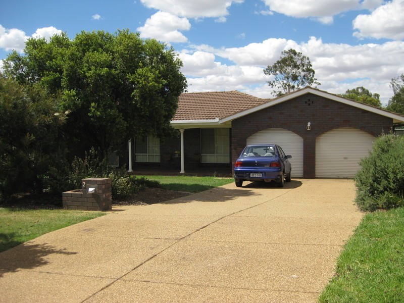 2 Waimea Place, Lake Albert NSW 2650