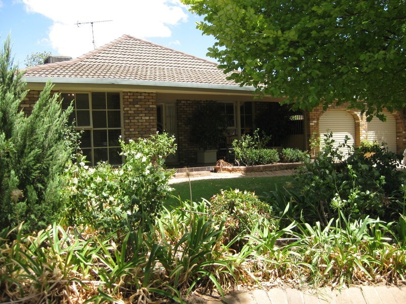 6 Nandina Street, Lake Albert NSW 2650