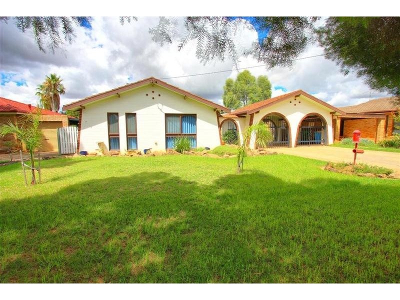 8 Carmody Street, Kooringal NSW 2650