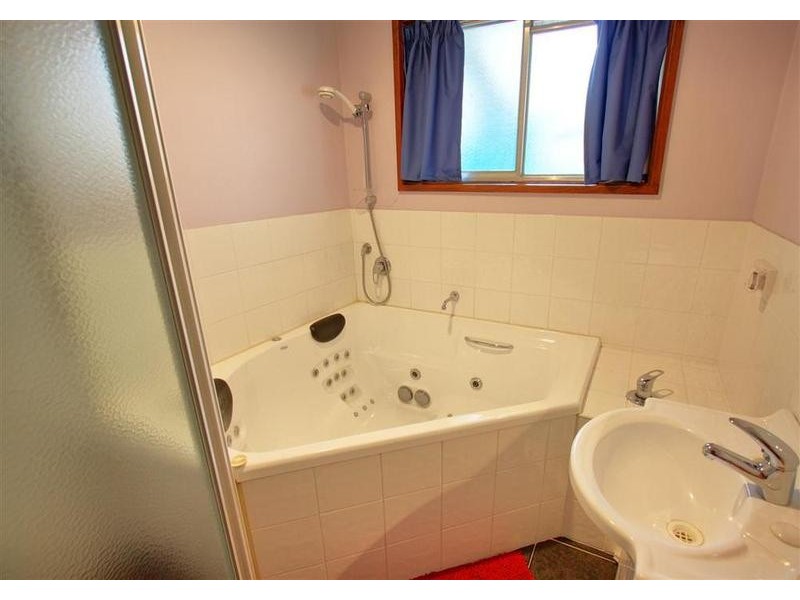 8 Carmody Street, Kooringal NSW 2650