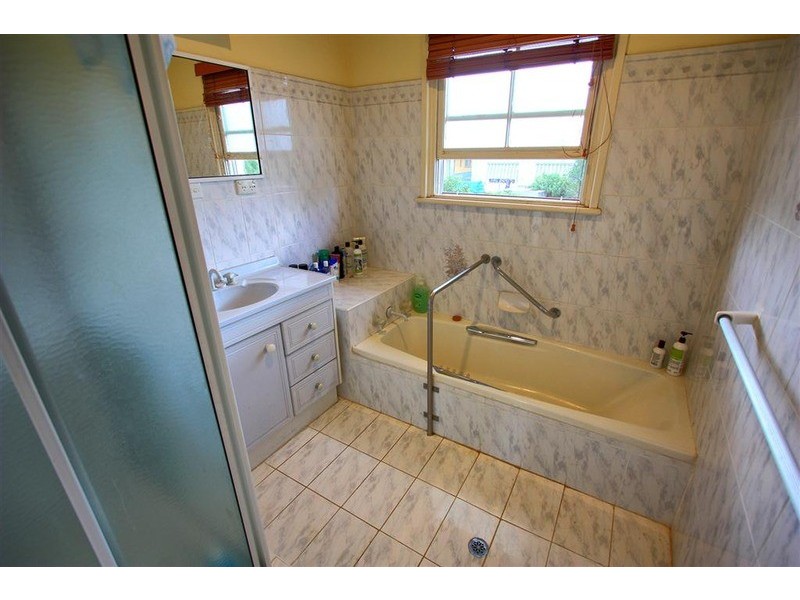 21 Lakeside Drive, Wagga Wagga NSW 2650