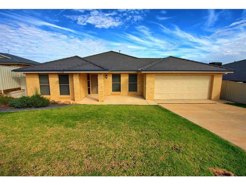 18 Balala Crescent, Bourkelands NSW 2650