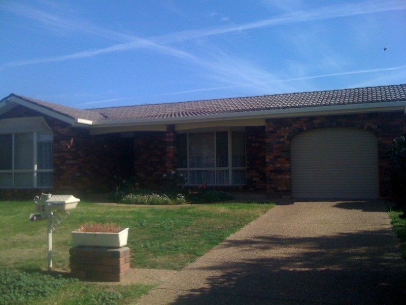 14 Nicholi Crescent, Lake Albert NSW 2650