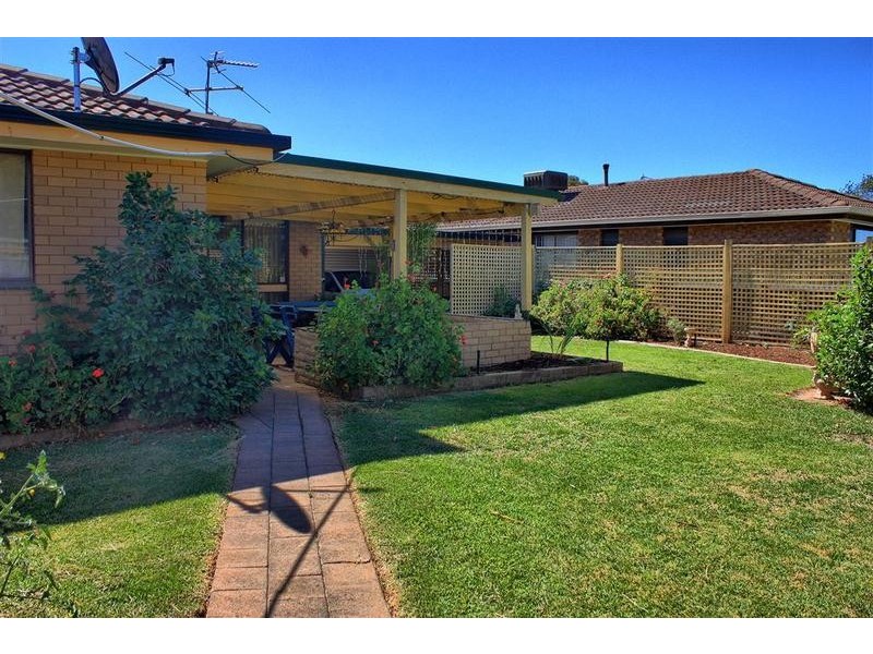27 Main Street, Lake Albert NSW 2650
