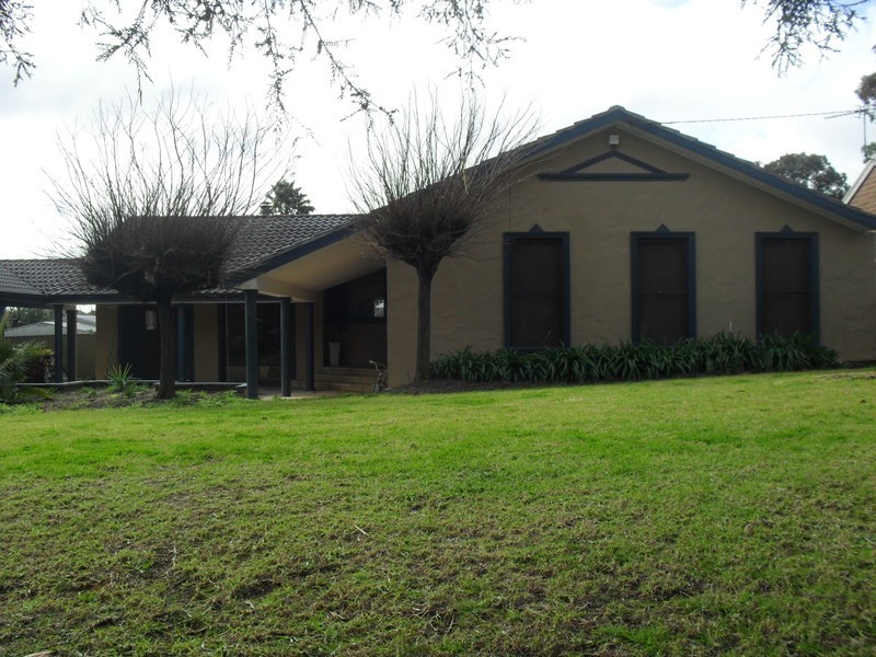 9 Landsdowne Avenue, Lake Albert NSW 2650