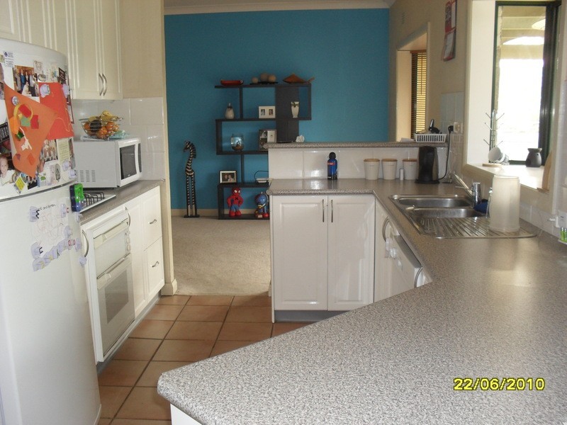 9 Landsdowne Avenue, Lake Albert NSW 2650