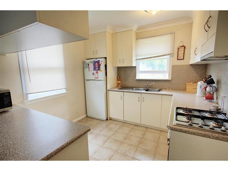 31 Gilmore Avenue, Mount Austin NSW 2650