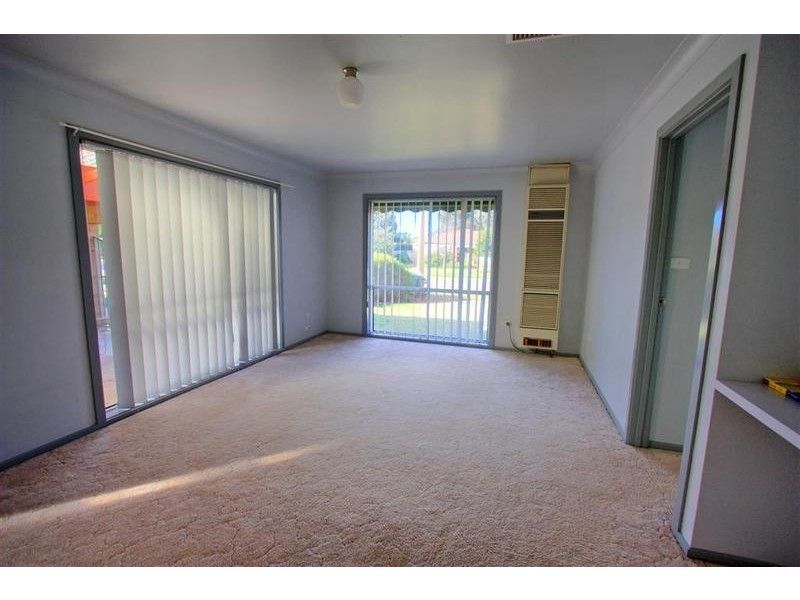 16 Jeeba Place, Glenfield Park NSW 2650
