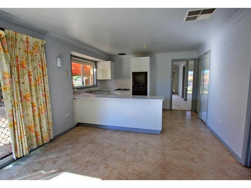 16 Jeeba Place, Glenfield Park NSW 2650