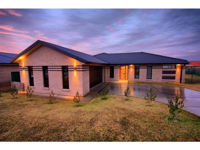 8 Quandong Place, Forest Hill NSW 2651