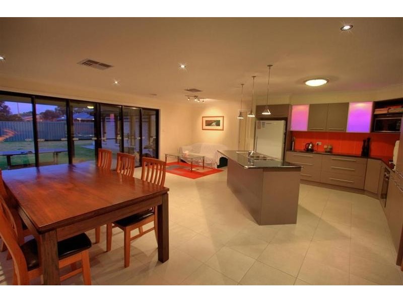 8 Quandong Place, Forest Hill NSW 2651
