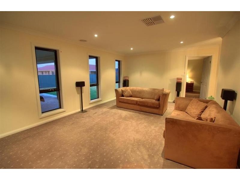 8 Quandong Place, Forest Hill NSW 2651