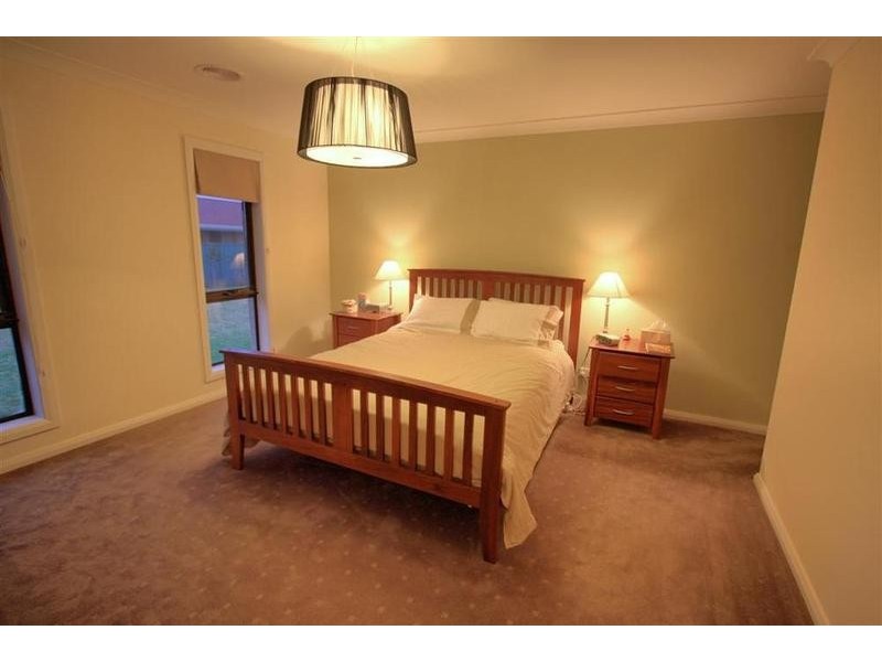 8 Quandong Place, Forest Hill NSW 2651