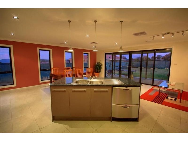 8 Quandong Place, Forest Hill NSW 2651