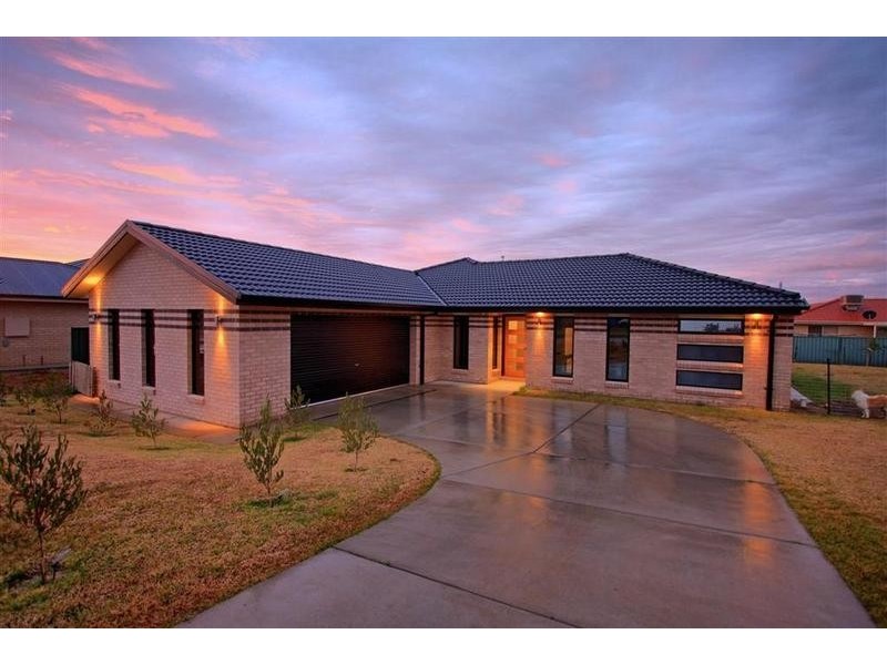 8 Quandong Place, Forest Hill NSW 2651