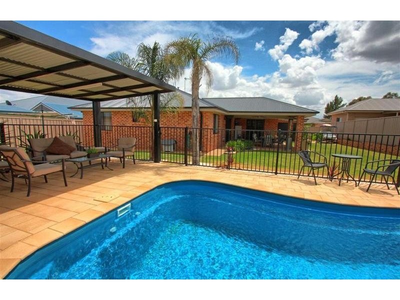 8 Werribee Road, Bourkelands NSW 2650
