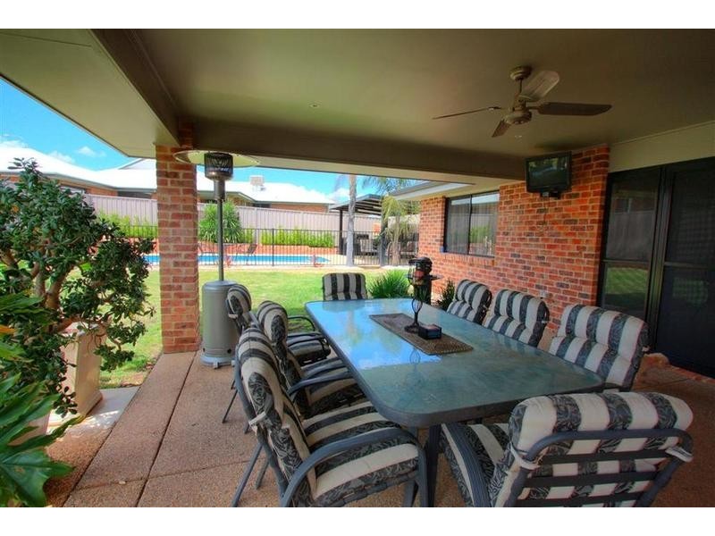 8 Werribee Road, Bourkelands NSW 2650