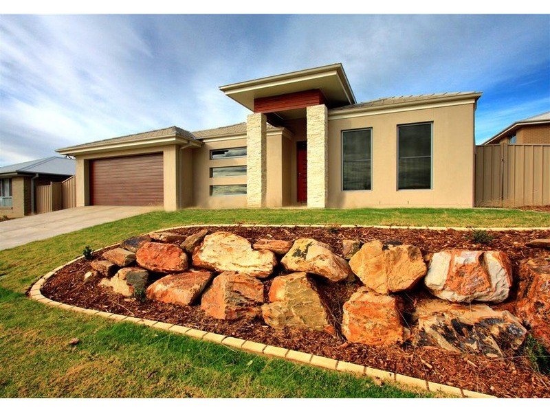 11 Burrundulla Street, Bourkelands NSW 2650