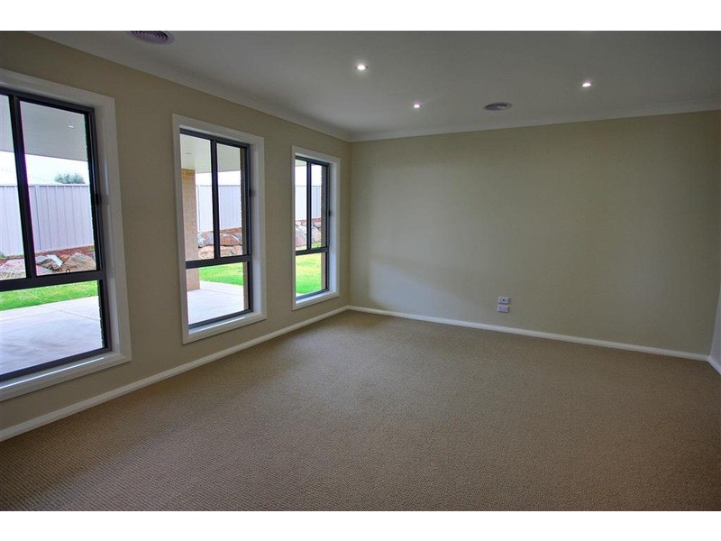 11 Burrundulla Street, Bourkelands NSW 2650