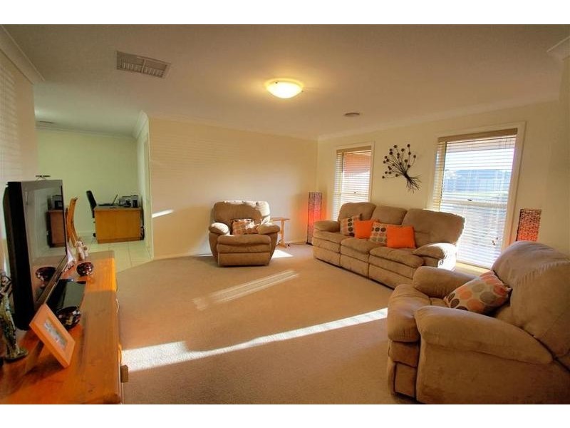 19 Barrima Drive, Glenfield Park NSW 2650
