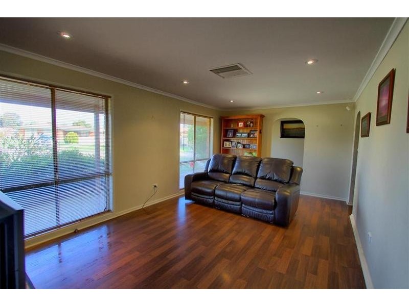11 Gunyah Place, Glenfield Park NSW 2650