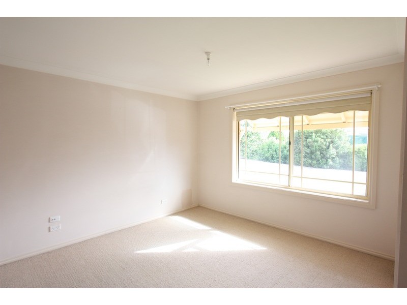 1/2 Bamarook Crescent, Glenfield Park NSW 2650