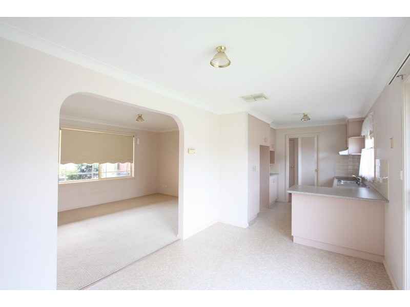 1/2 Bamarook Crescent, Glenfield Park NSW 2650