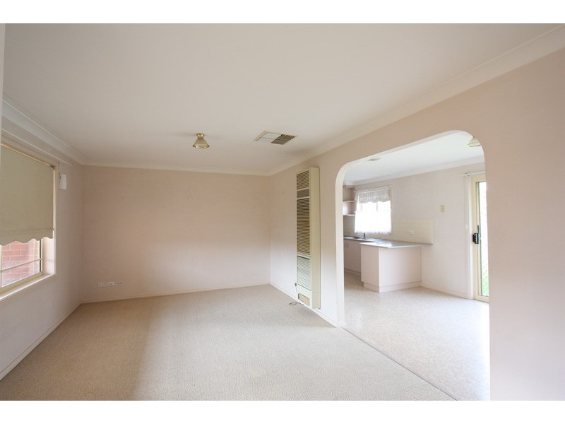 1/2 Bamarook Crescent, Glenfield Park NSW 2650