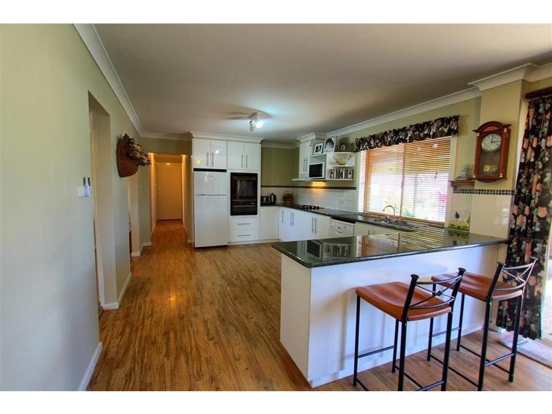 8 Hume Street, Lake Albert NSW 2650