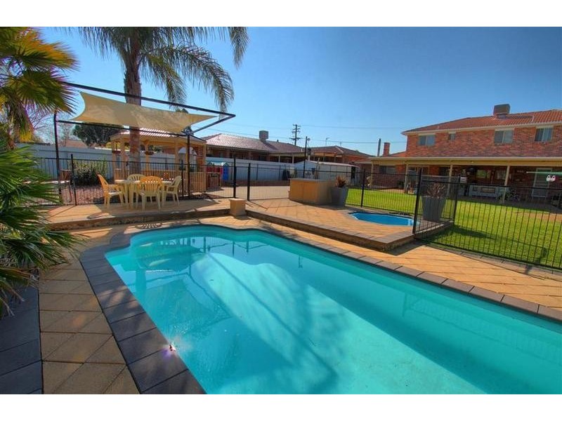 8 Hume Street, Lake Albert NSW 2650