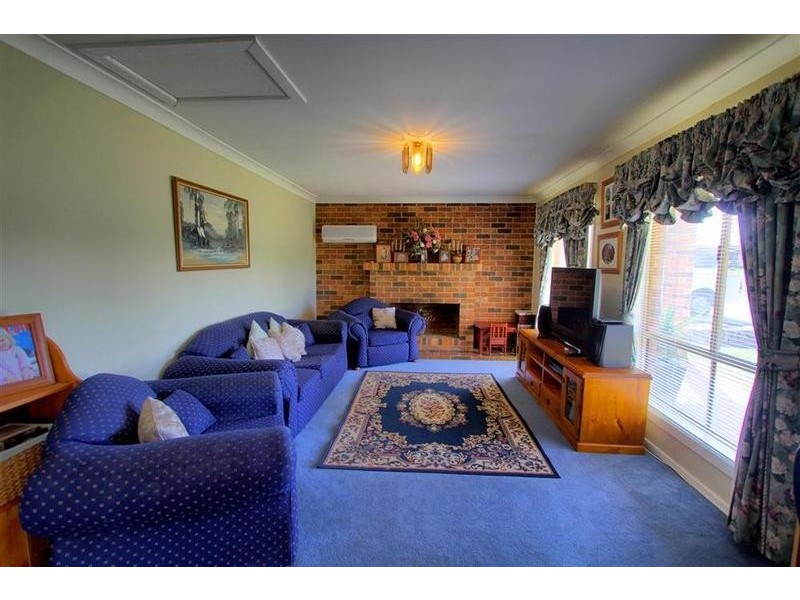 8 Hume Street, Lake Albert NSW 2650