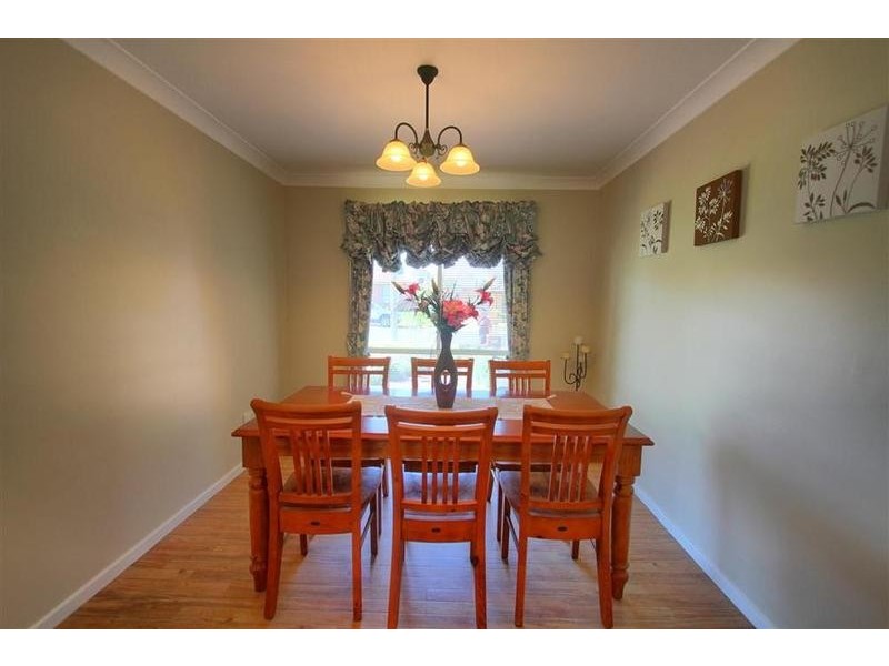 8 Hume Street, Lake Albert NSW 2650