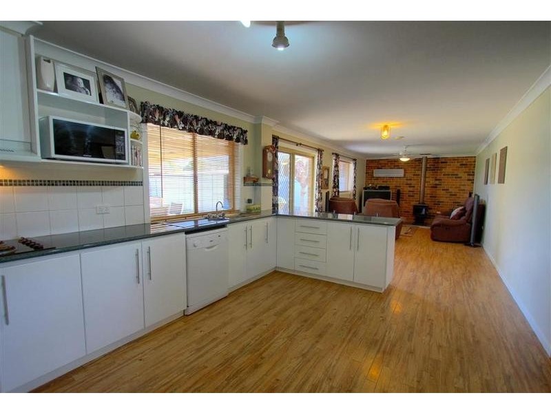 8 Hume Street, Lake Albert NSW 2650