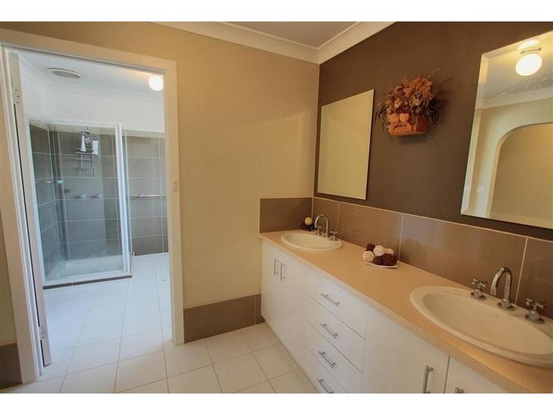 8 Hume Street, Lake Albert NSW 2650