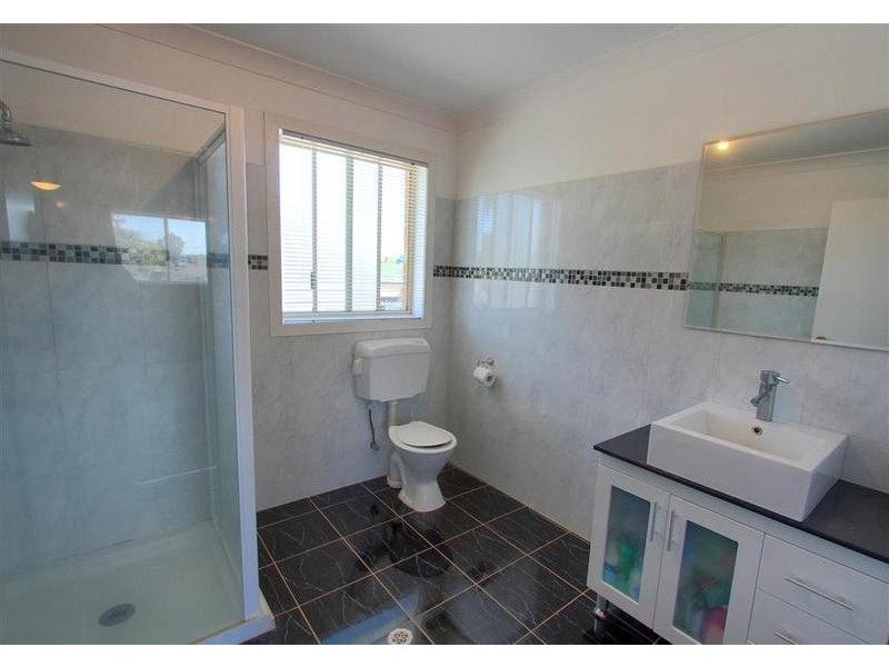 8 Hume Street, Lake Albert NSW 2650