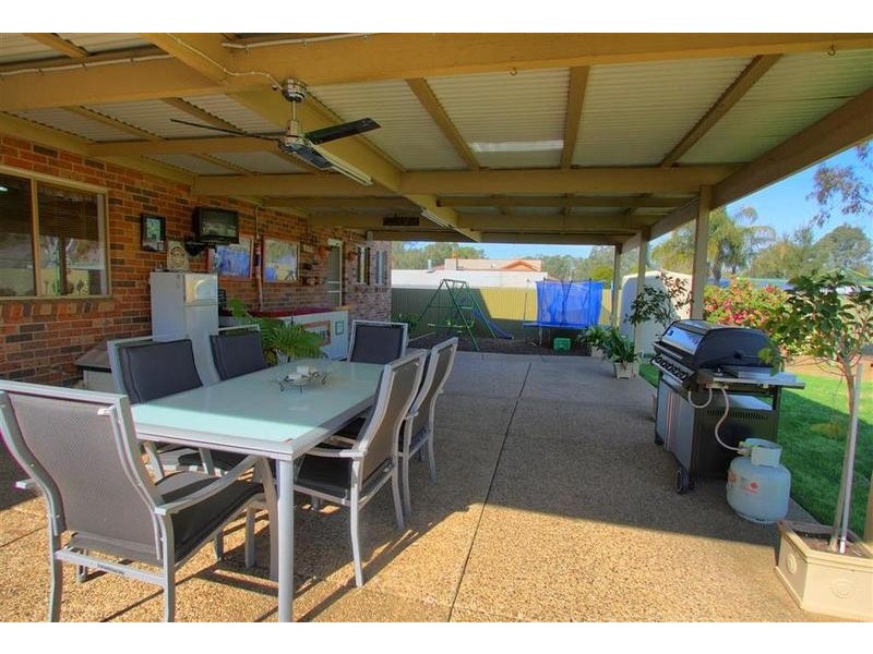 8 Hume Street, Lake Albert NSW 2650
