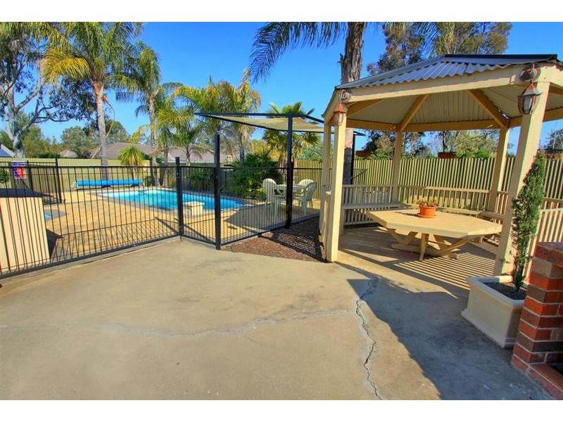 8 Hume Street, Lake Albert NSW 2650