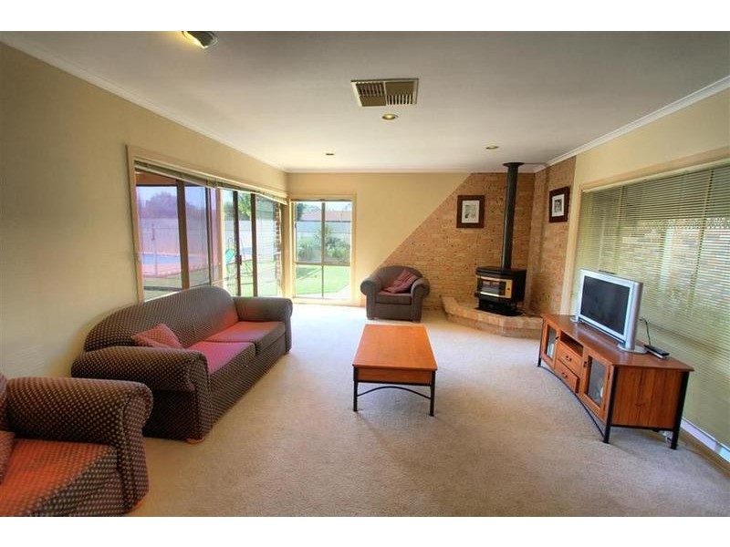 6 Grevillea Crescent, Lake Albert NSW 2650