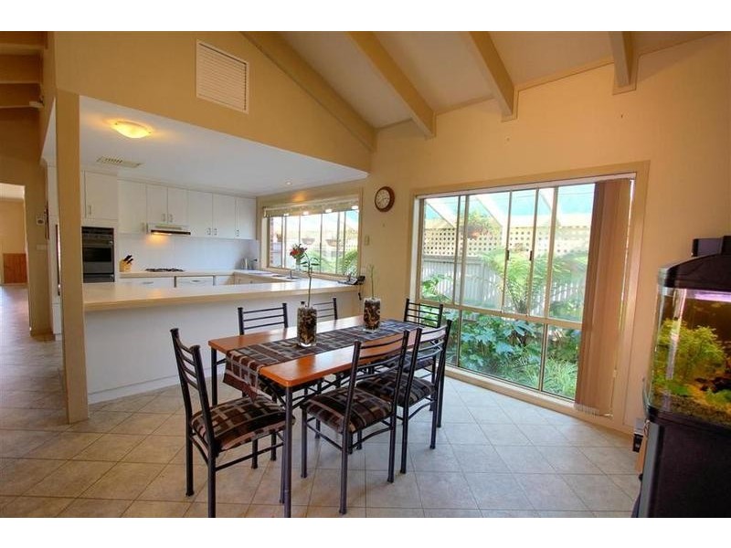 6 Grevillea Crescent, Lake Albert NSW 2650