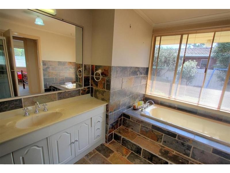 6 Grevillea Crescent, Lake Albert NSW 2650