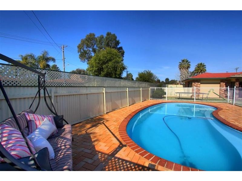 6 Grevillea Crescent, Lake Albert NSW 2650