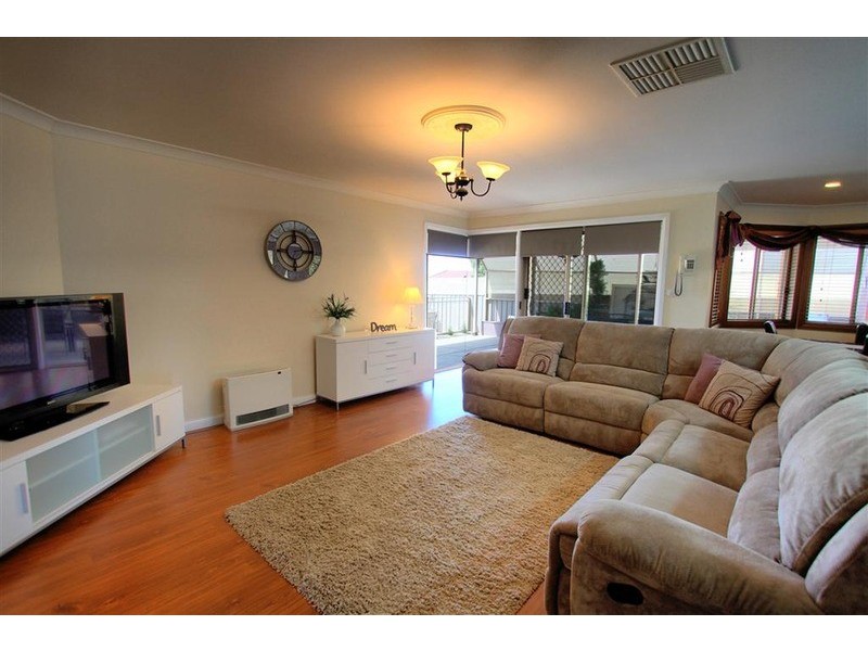 18 Gidgee Place, Glenfield Park NSW 2650