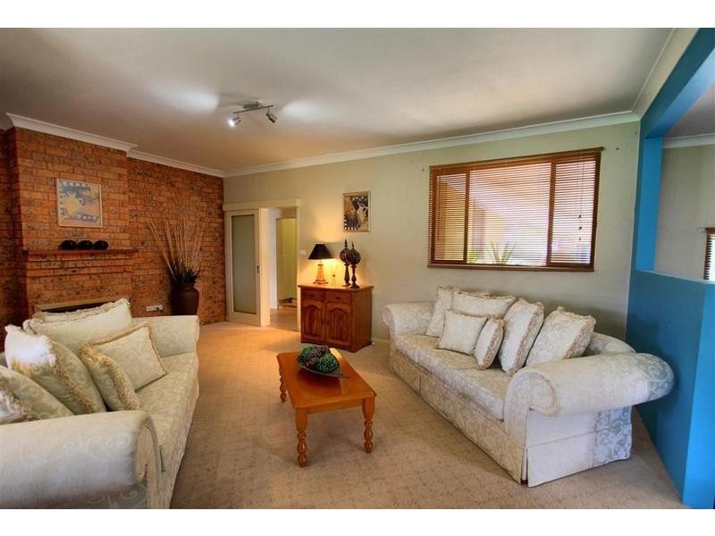 9 Lansdowne Avenue, Lake Albert NSW 2650