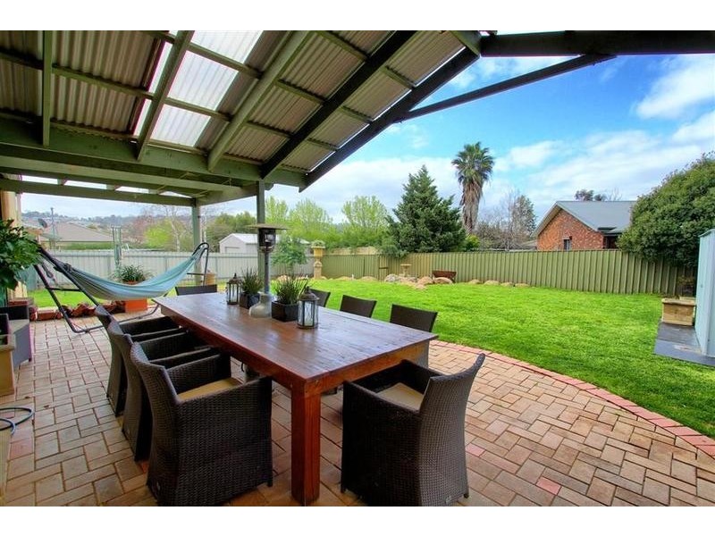 9 Lansdowne Avenue, Lake Albert NSW 2650