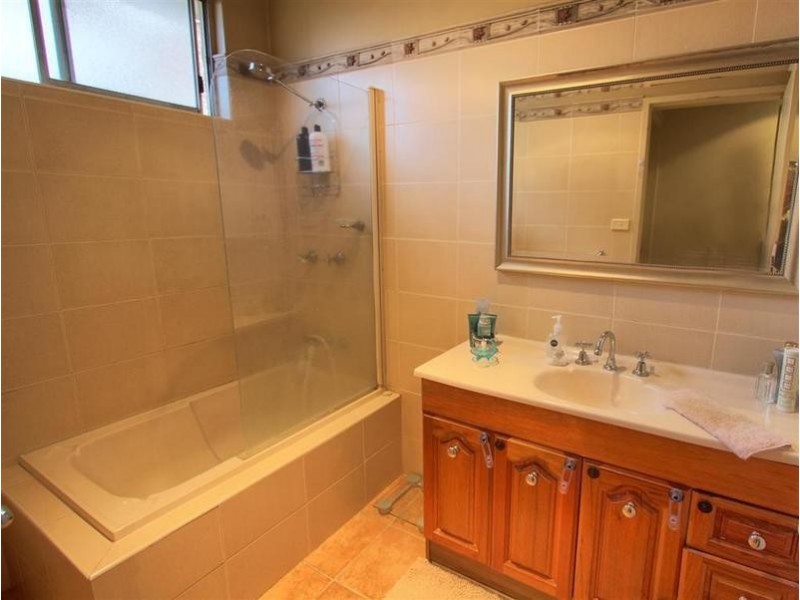 9 Lansdowne Avenue, Lake Albert NSW 2650