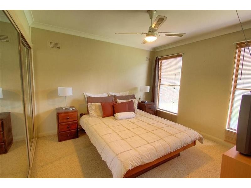 9 Lansdowne Avenue, Lake Albert NSW 2650